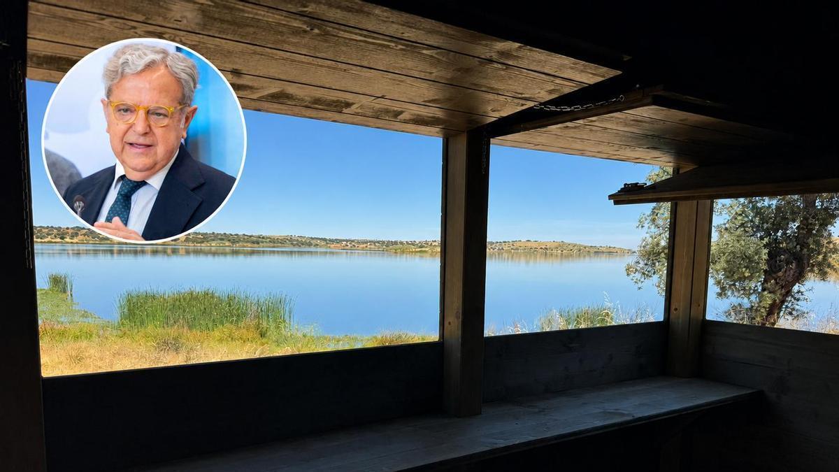Vista del embalse de La Colada desde un observatorio de aves instalado en El Viso; en el recuadro, Salvador Fuentes.