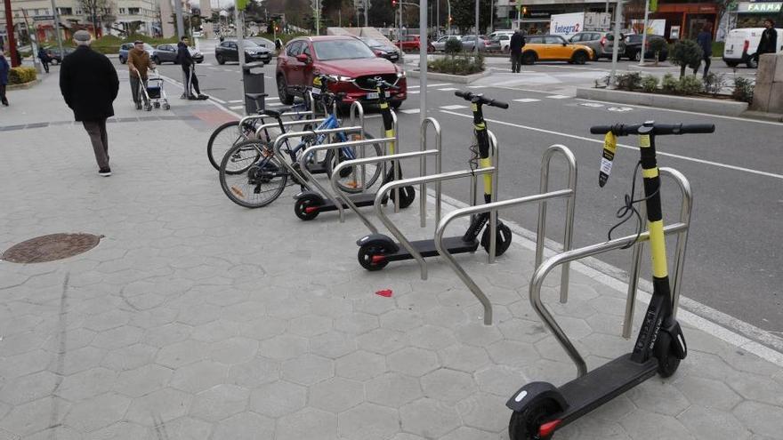 Patinetes eléctricos de alquiler de la empresa Buny. // Alba Villar