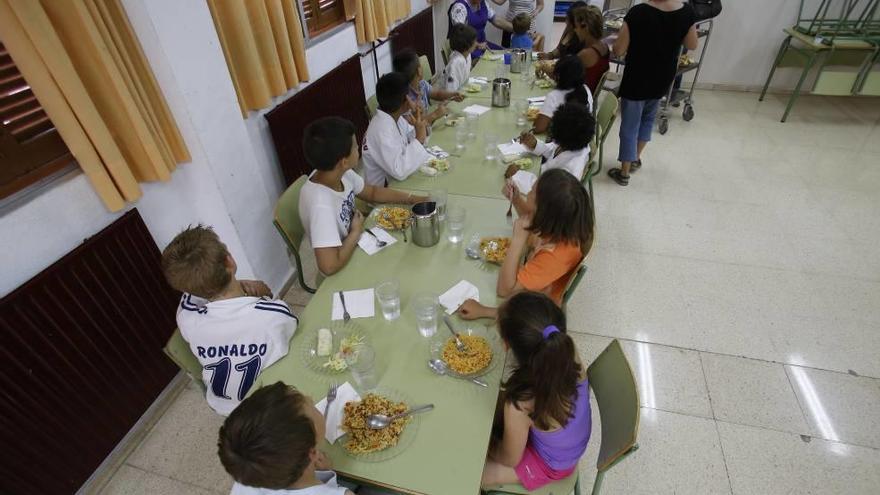 Alumnos de un colegio de Palma en el comedor.