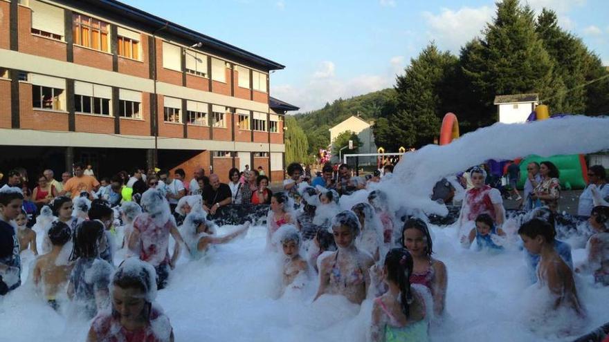 Un grupo de niños disfrutando de la fiesta de la espuma en las celebraciones del año pasado.