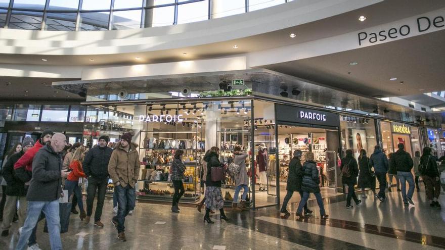 Visitantes en el interior de Intu Asturias