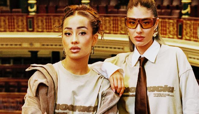 Dmocracia, ¿qué es y por qué se ha liado parda con una marca ficticia de ropa impulsada por el Gobierno con Marina Rivers y Sara Fructuoso?