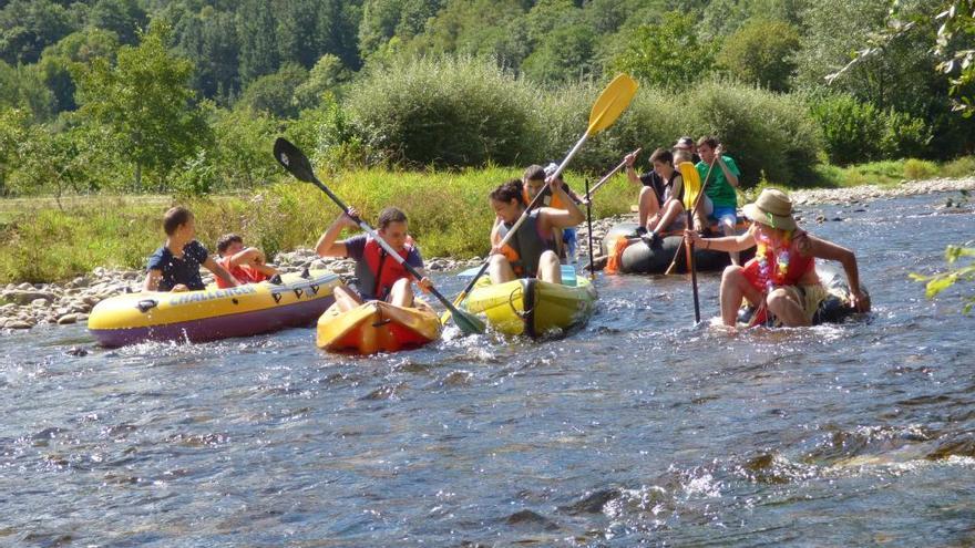 UNA FIESTA FLUVIAL. El famoso Descenso ecológico de Paredes, en la pasada edición, con todo tipo de artilugios flotantes en el río y una numerosa asistencia de público.