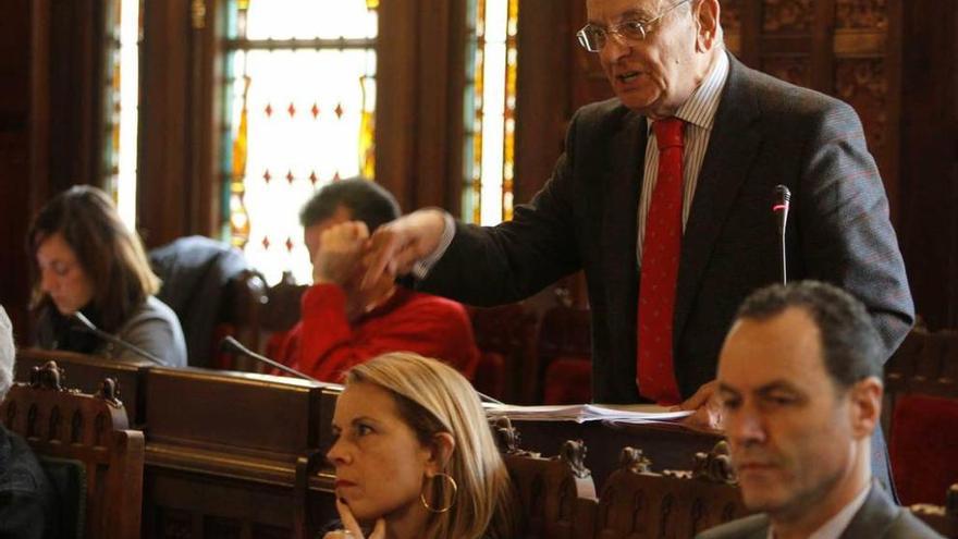 Serafín Abilio Martínez, en su comparecencia, con Mar Celemín y Alberto González en primer término.