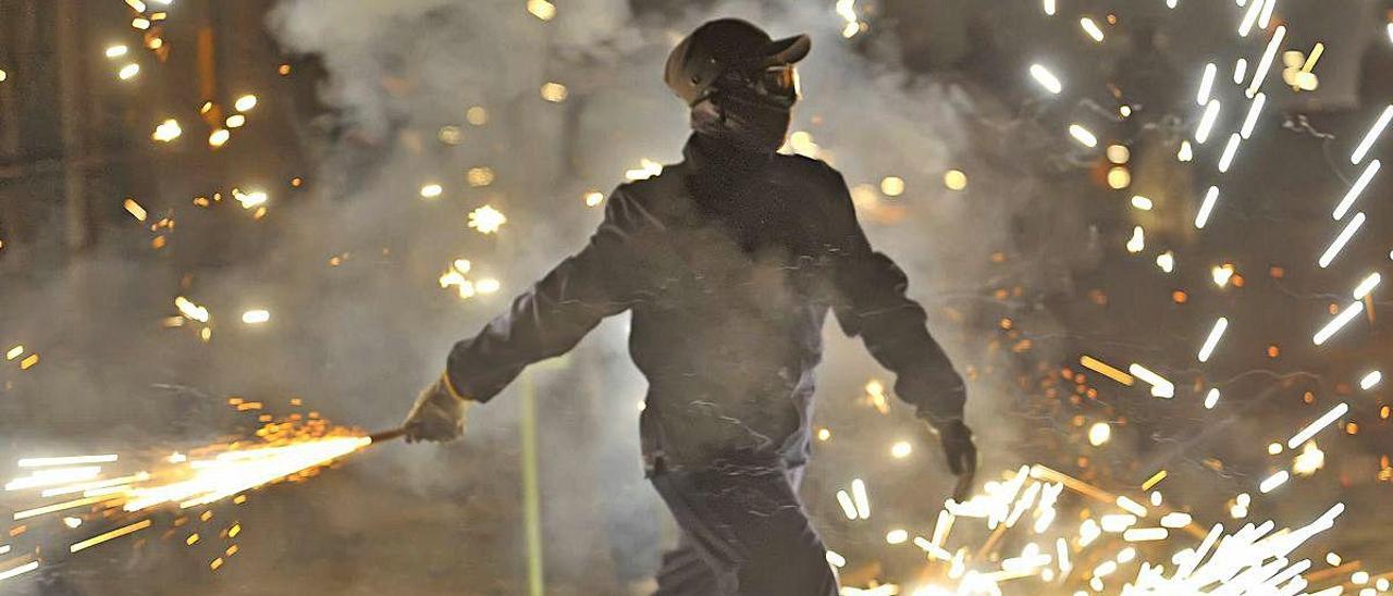 Un aficionado lanzando carretillas el año pasado en el recinto acotado.