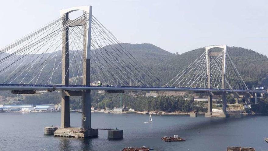 El puente de Rande, con los nuevos carriles inaugurados el pasado 30 de diciembre. // Alba Villar