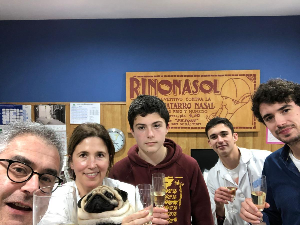 Matilde, su marido y los tres hijos, todos ellos farmacéuticos.