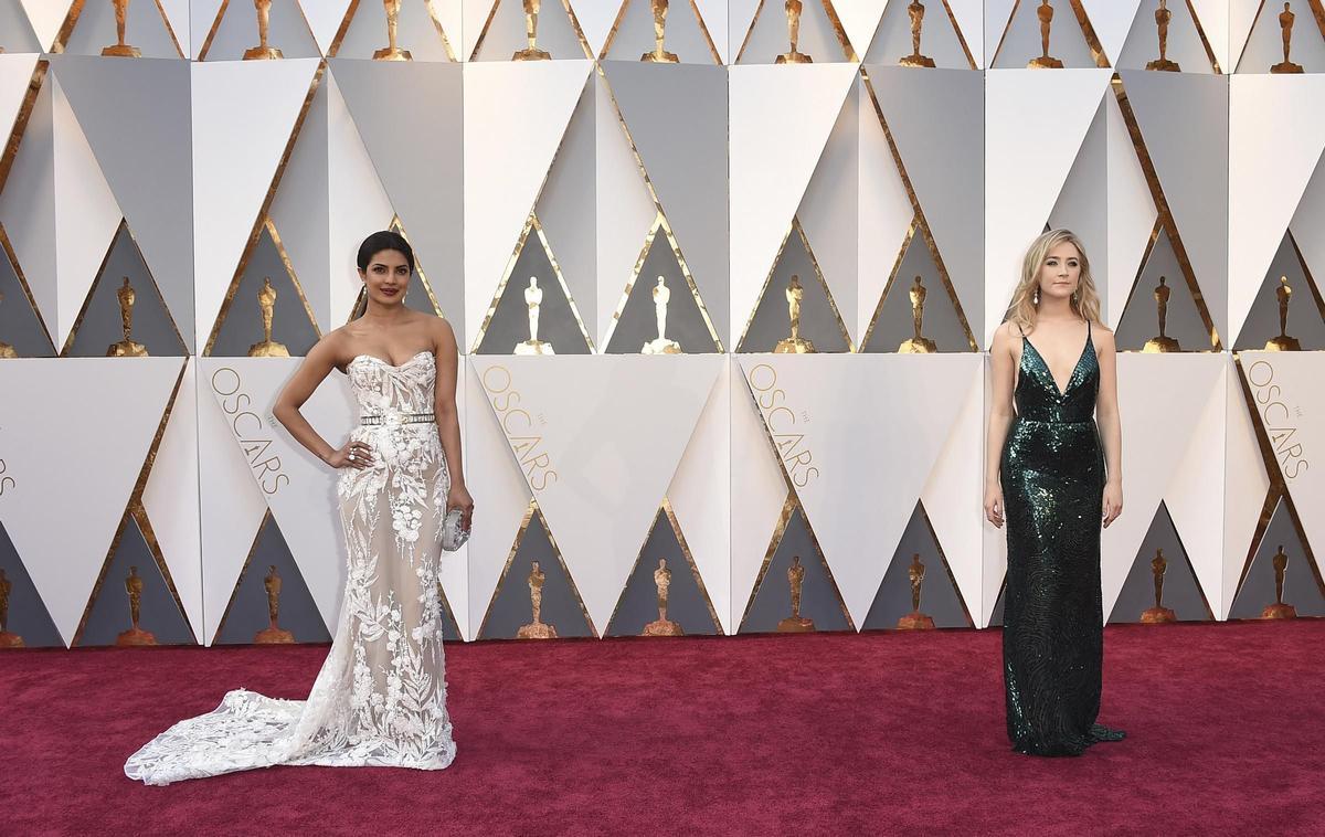 Priyanka Chopra y Saoirse Ronan en los Oscar 2016