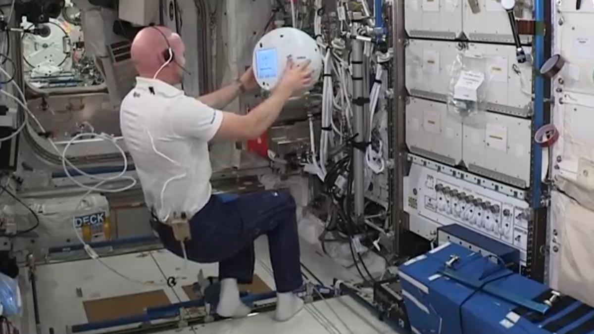 Un astronauta de la ESA conversa con el robot Cimon