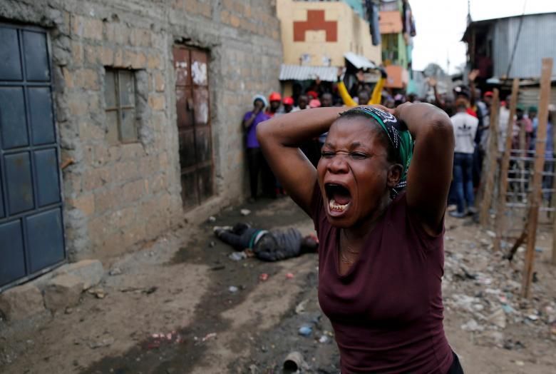 Una dona gesticula mentre plora la mort d'un manifestant a Mathare, a Nairobi, Kenya, el 9 d'agost.