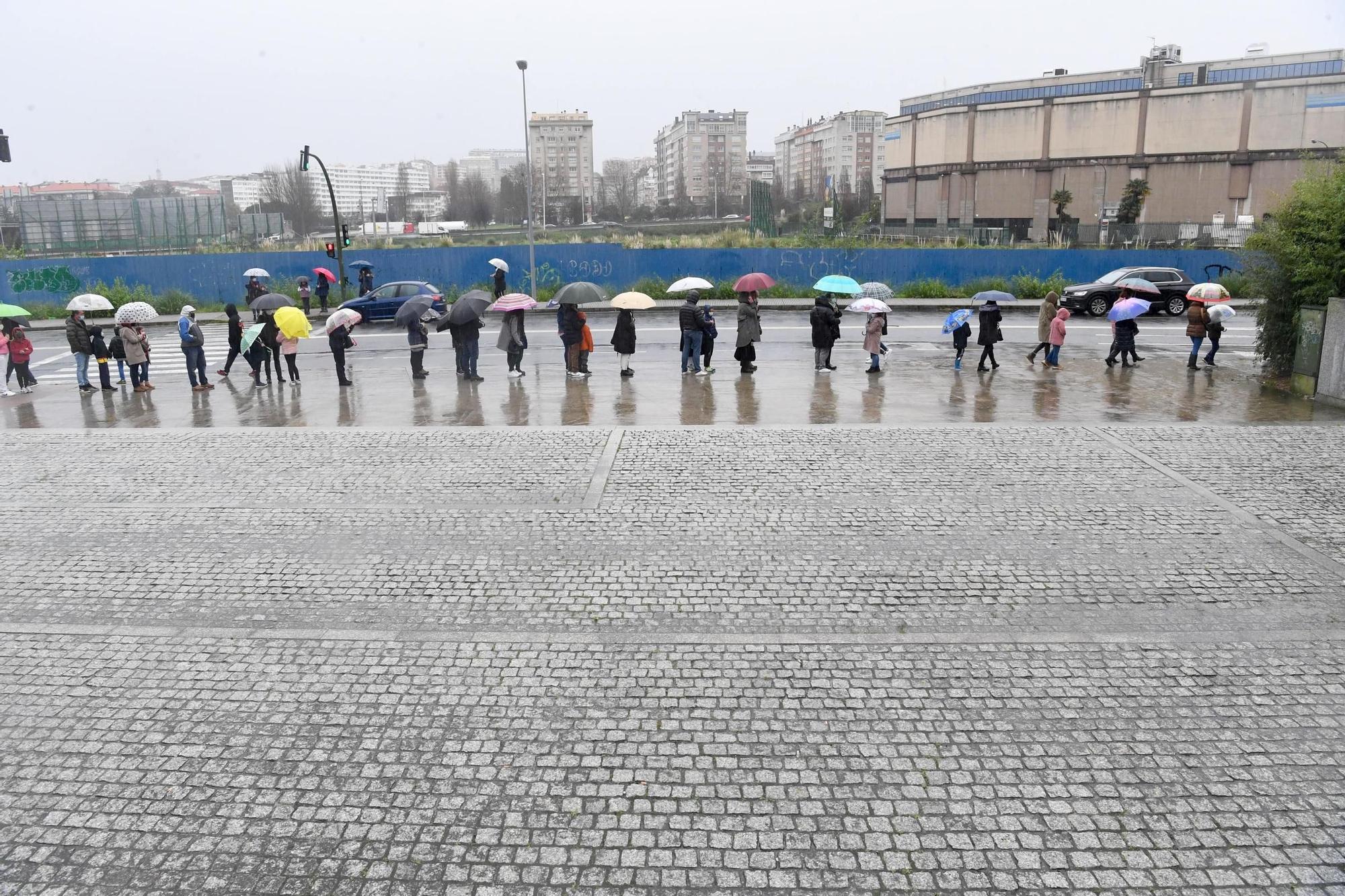 Colas para la vacunación contra el COVID en Expocoruña