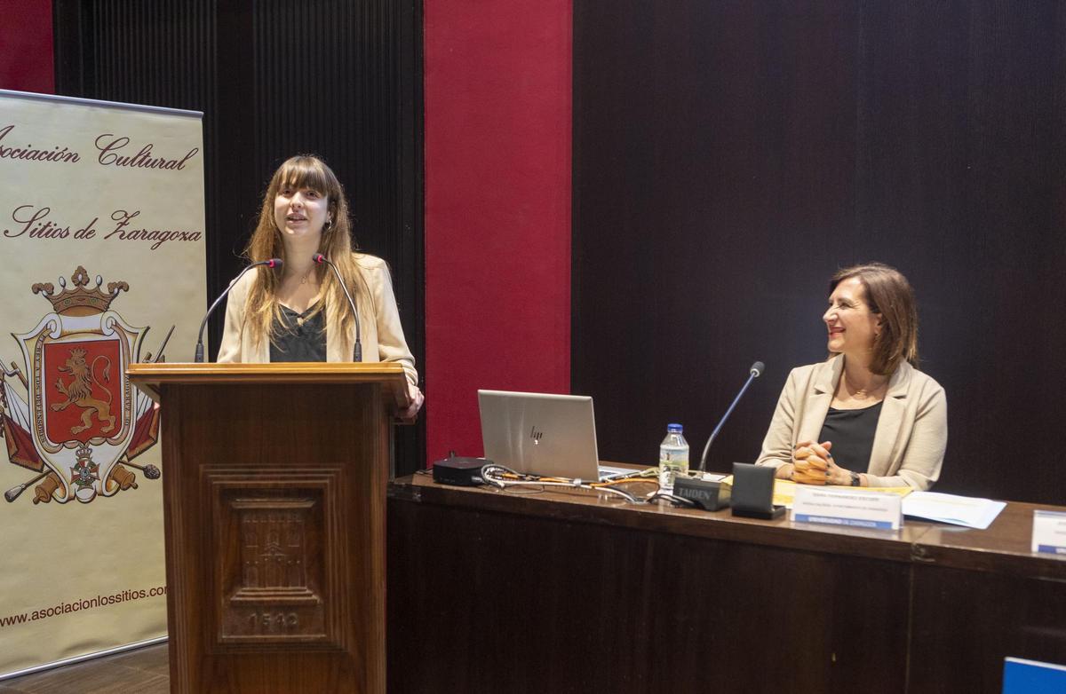 La alumna, en su discurso de agradecimiento, junto a Sara Fernández.