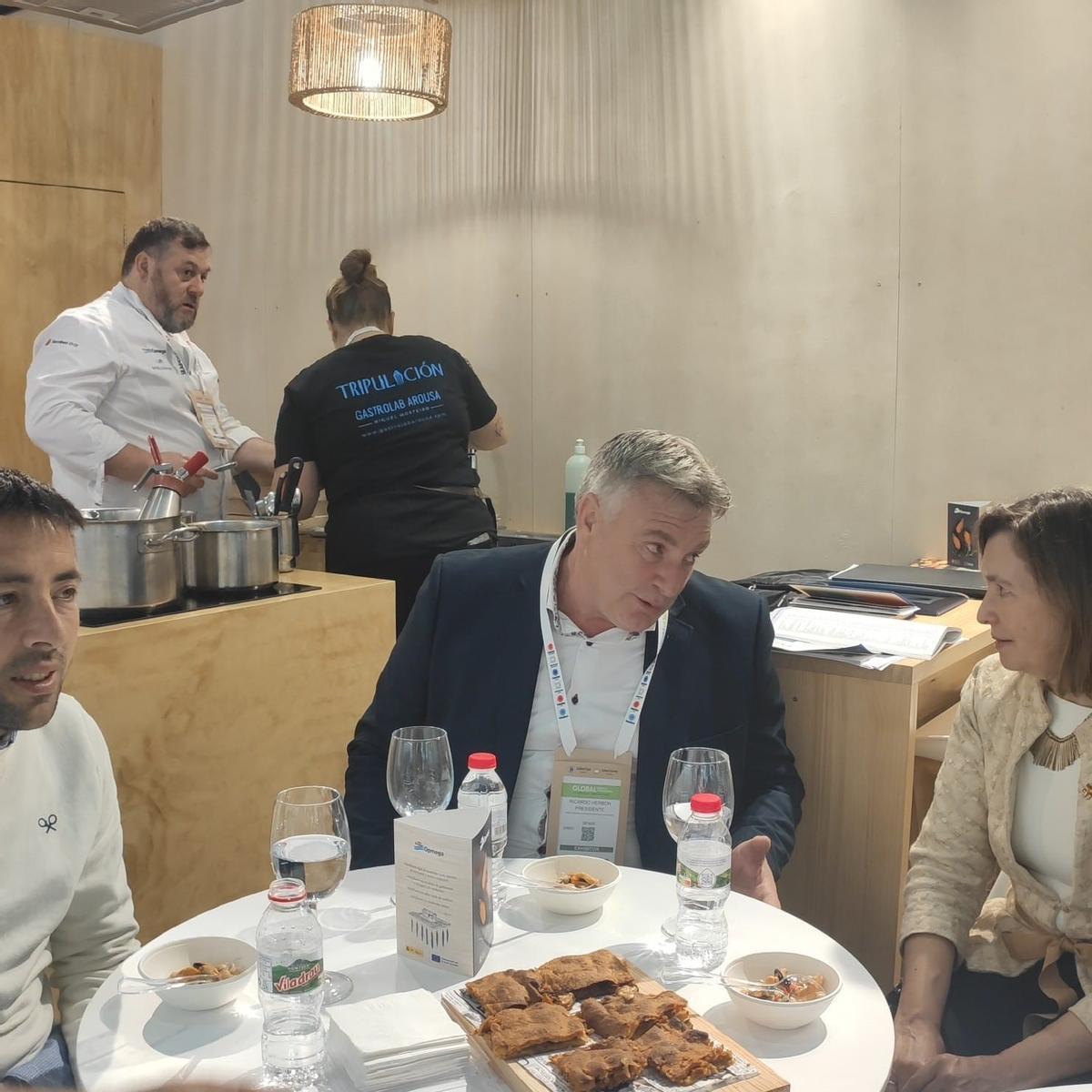 El presidente de Opmega (centro) y el cocinero Miguel Mosteiro, durante la promoción llevada a cabo en Barcelona.