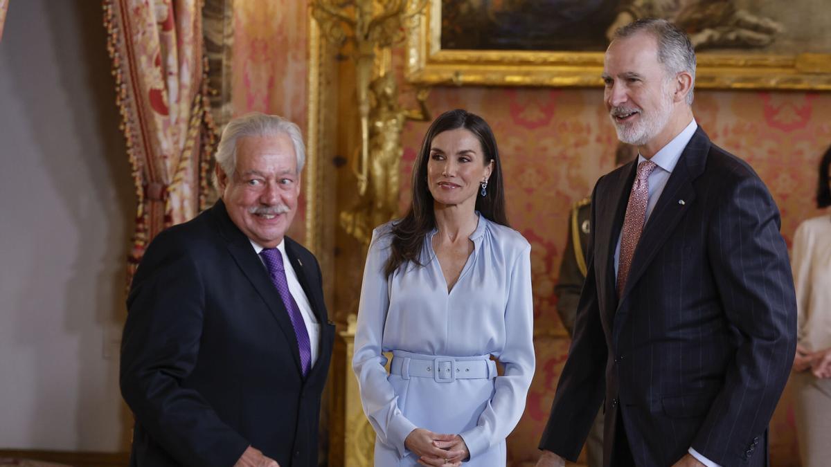 El divertido momento de los reyes con la tuna de la Universidad de Alcalá de Henares
