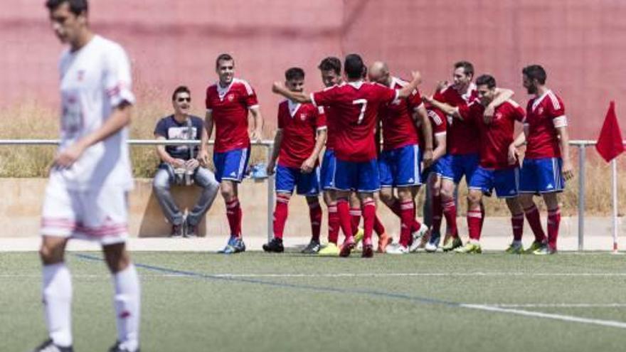 Los borriolenses se abrazan después del gol de la remontada.