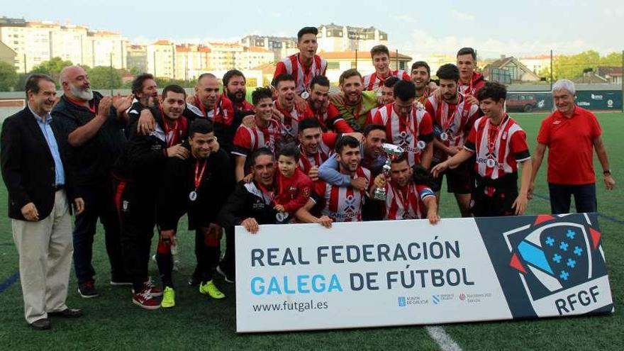 El alcalde, Abel Caballero, entrega el trofeo al Racing Castrelos. // FdV