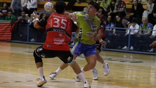 El Balonmano Zamora Enamora salva un punto ante Valinox Novás