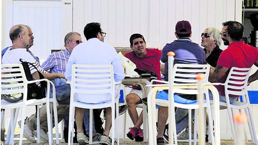 Propietarios de los ocho kioscos de Las Teresitas, en la reunión de ayer.