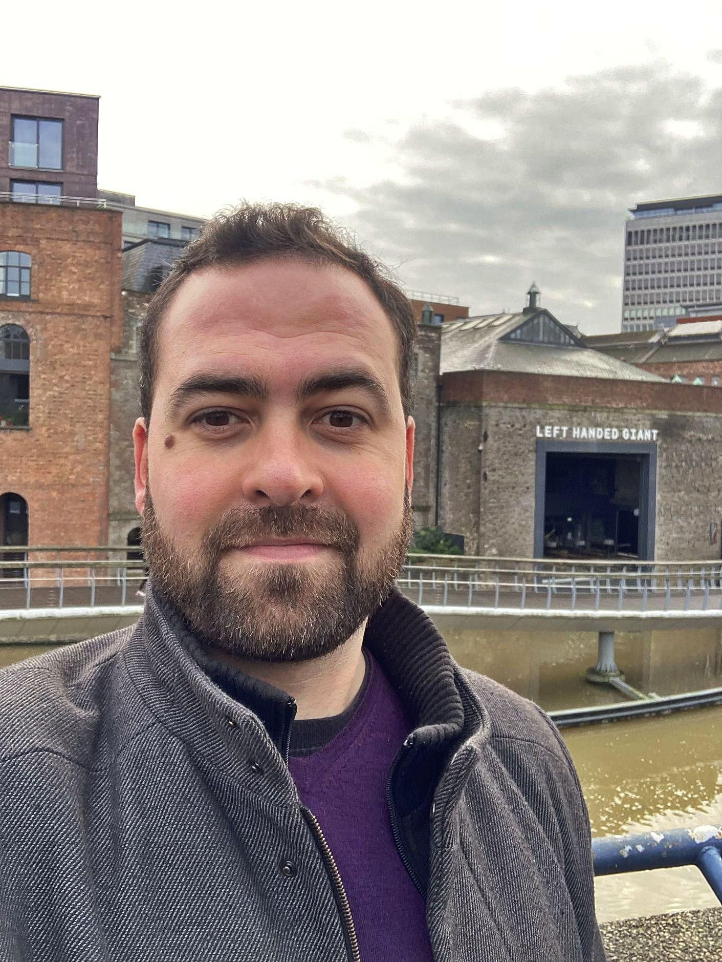 Erik Rodríguez Vázquez,en una fotografía tomadaen Bristol, Inglaterra,donde vive y trabaja.   