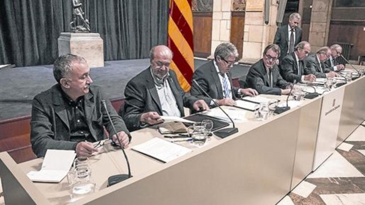 Los líderes de UGT y CCOO (izquierda) con Francesc Homs y Artur Mas en la firma del pacto social en marzo.