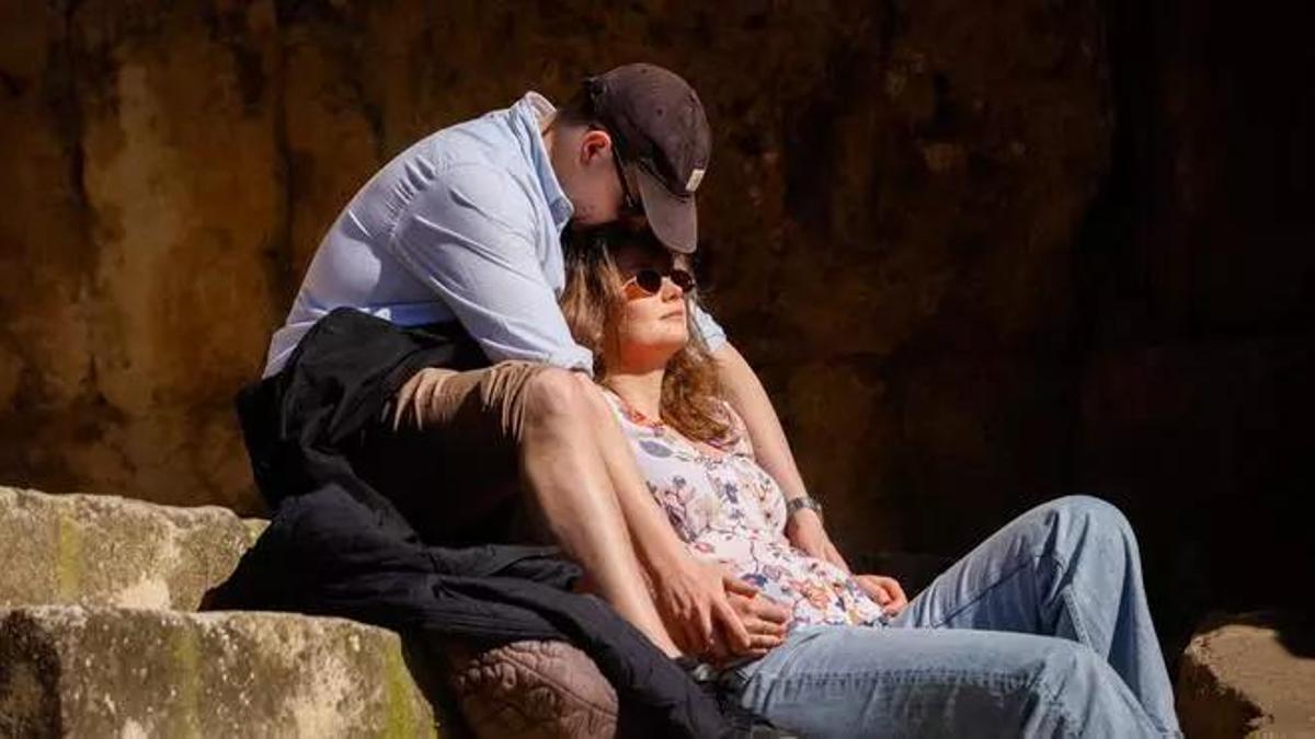 Una pareja descansa en el entorno de la Mezquita-Catedral.