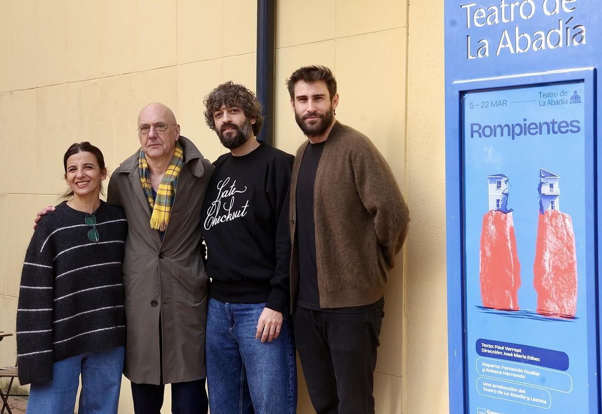 José María Esbec acompañado por los actores y por el autor del texto en la presentación de la obra.