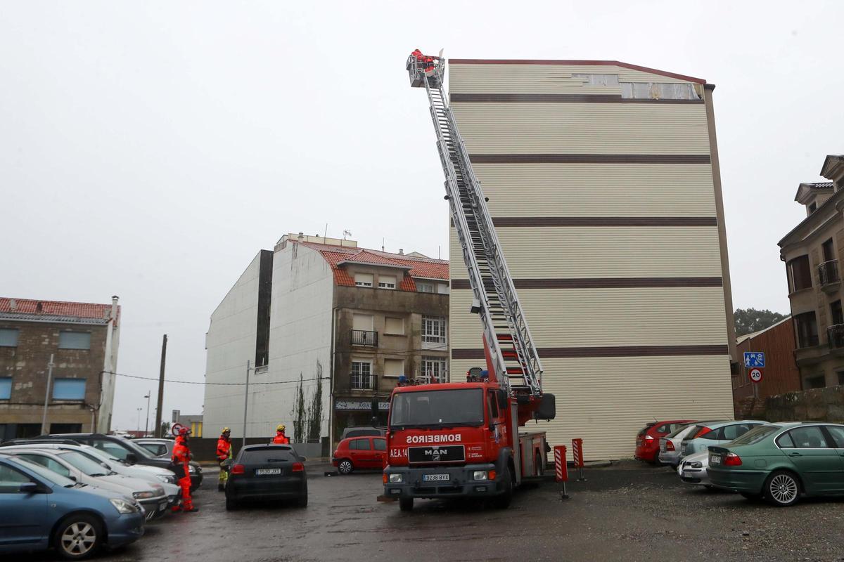 Los Bombeiros tuvieron que recurrir al camión autoescalera de Ribadumia.