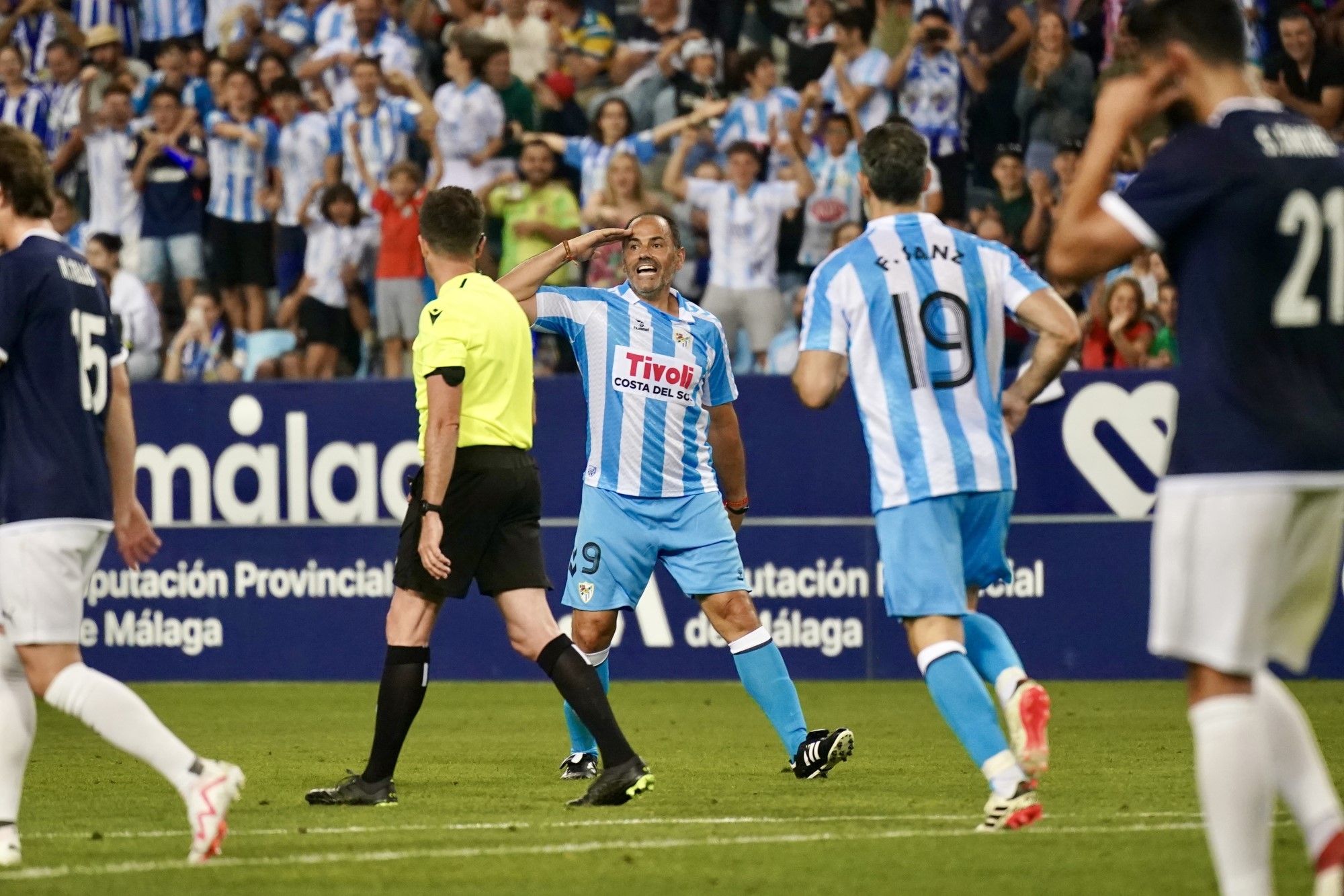 Las leyendas del Málaga CF vuelven a pisar el césped de La Rosaleda