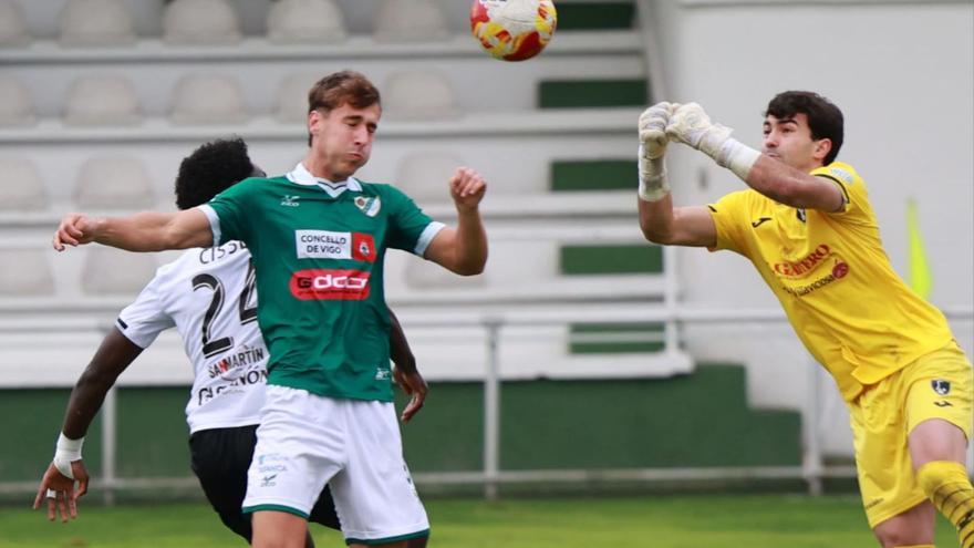 Sola, del Coruxo, intentar adelantarse al portero del Lealtad para rematar. | José Lores