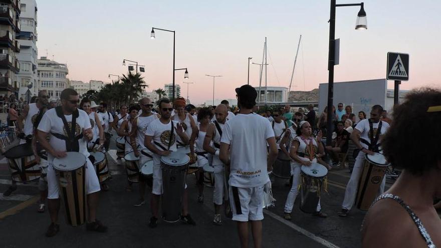 La bahía de Águilas se transforma en un gran teatro en su Carnaval de verano