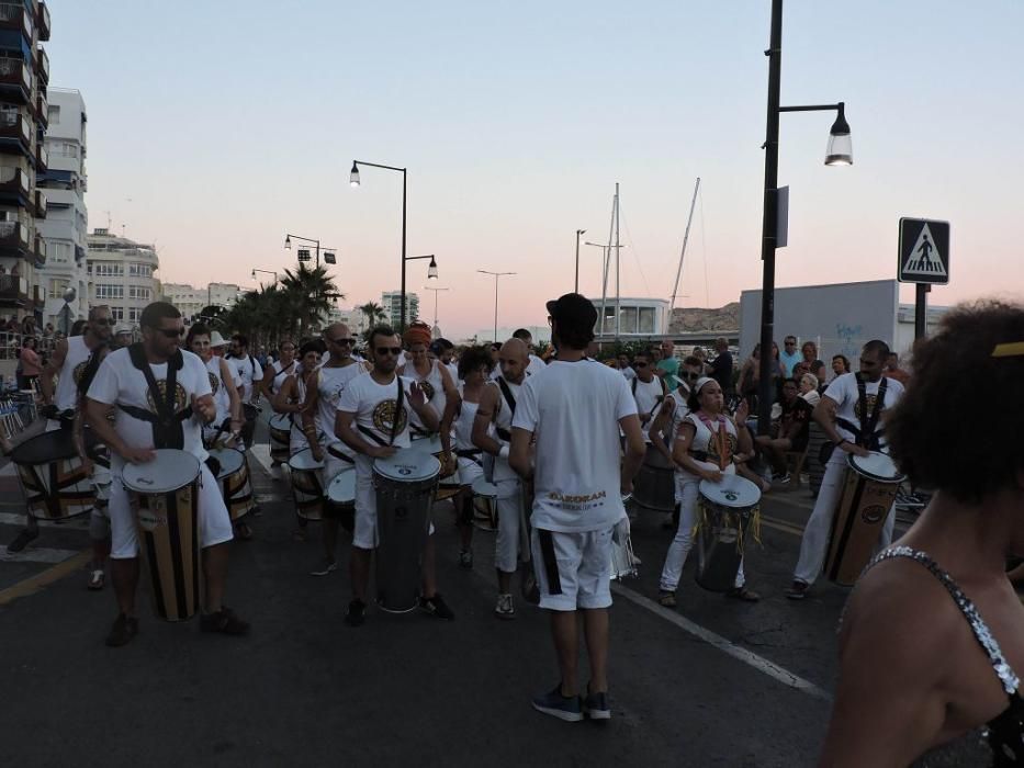 La bahía de Águilas se transforma en un gran teatro en su Carnaval de verano