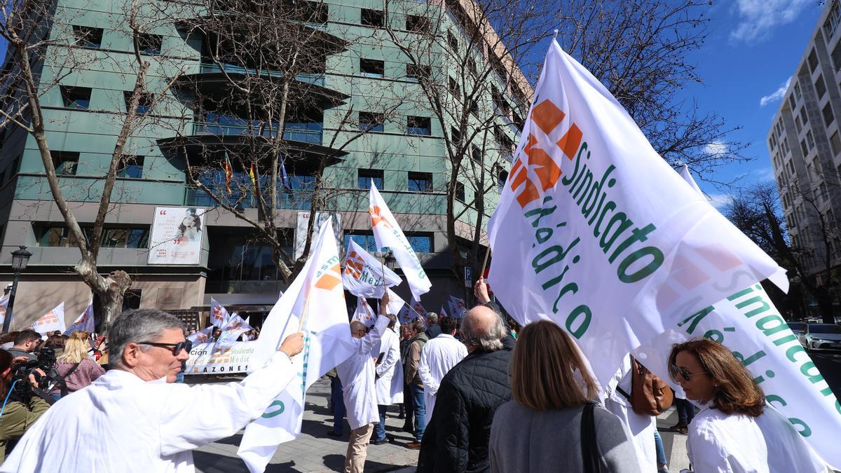 Concentración del sindicato médico frente a la Conselleria de Sanidad el día de la huelga.