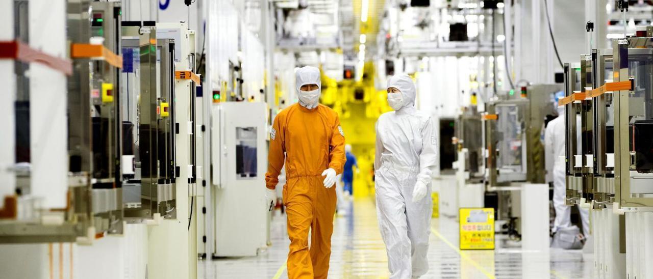 Dos operarios en una planta de semiconductores de la coreana Samsung.