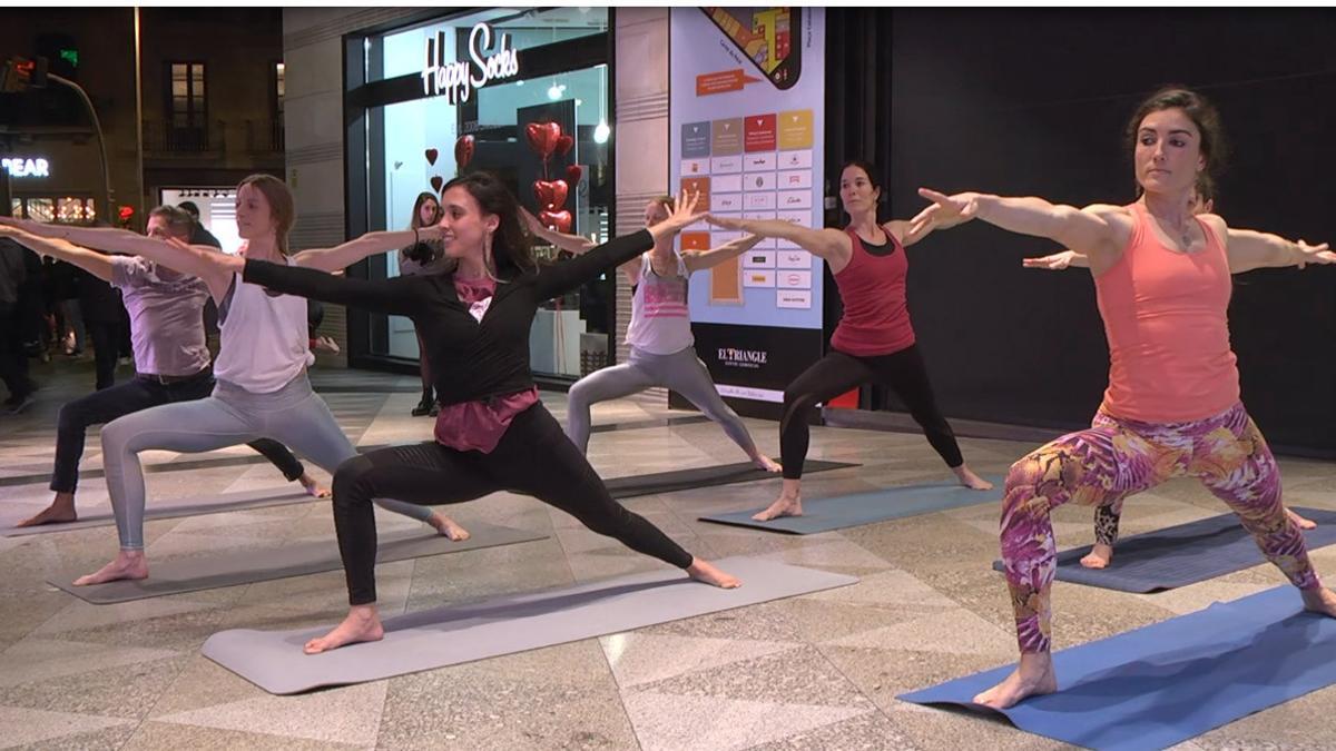 Uno de los momentos del 'flashmob' de YogaOne by DiR, en el Triangle