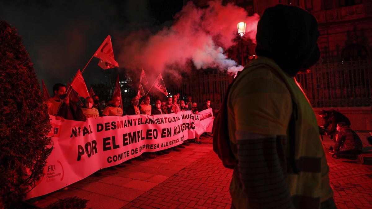 Centenares de personas salen a la calle en Oviedo al grito de "Alcoa no se cierra"