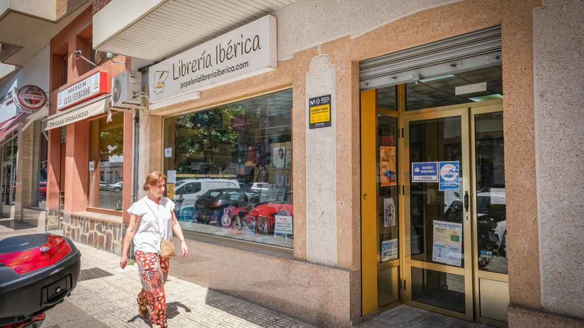 Fachada de Librería Ibérica en avenida Ricardo Carapeto 107, de Badajoz.