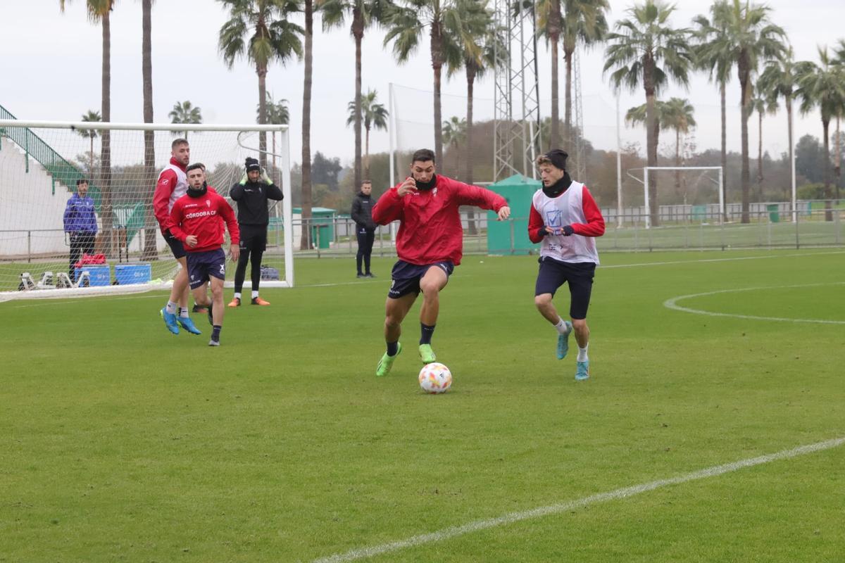 Adrián Fuentes conduce el balón durante el partidillo del entreno del Córdoba CF, este lunes.