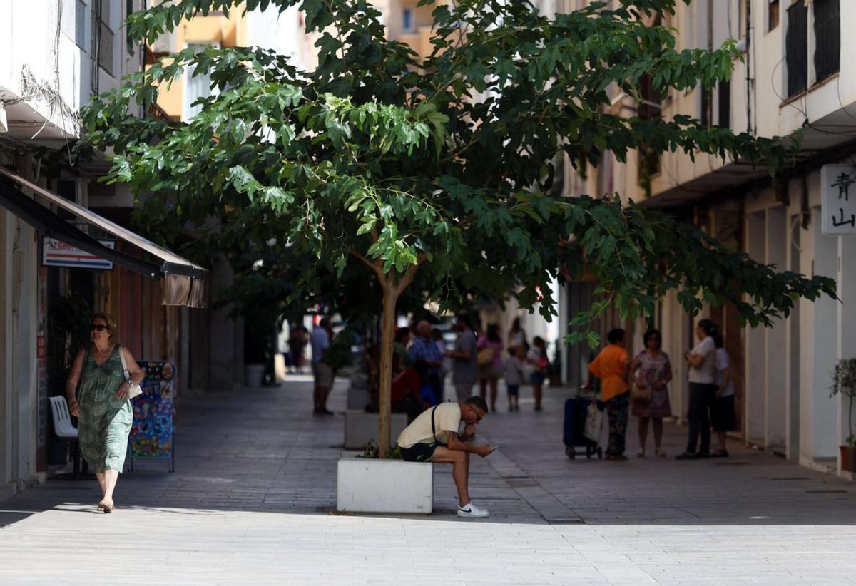 Sant Josep reformó la legislatura pasada la avenida principal de Platja d’en Bossa y apenas tiene sombra. | TONI ESCOBAR