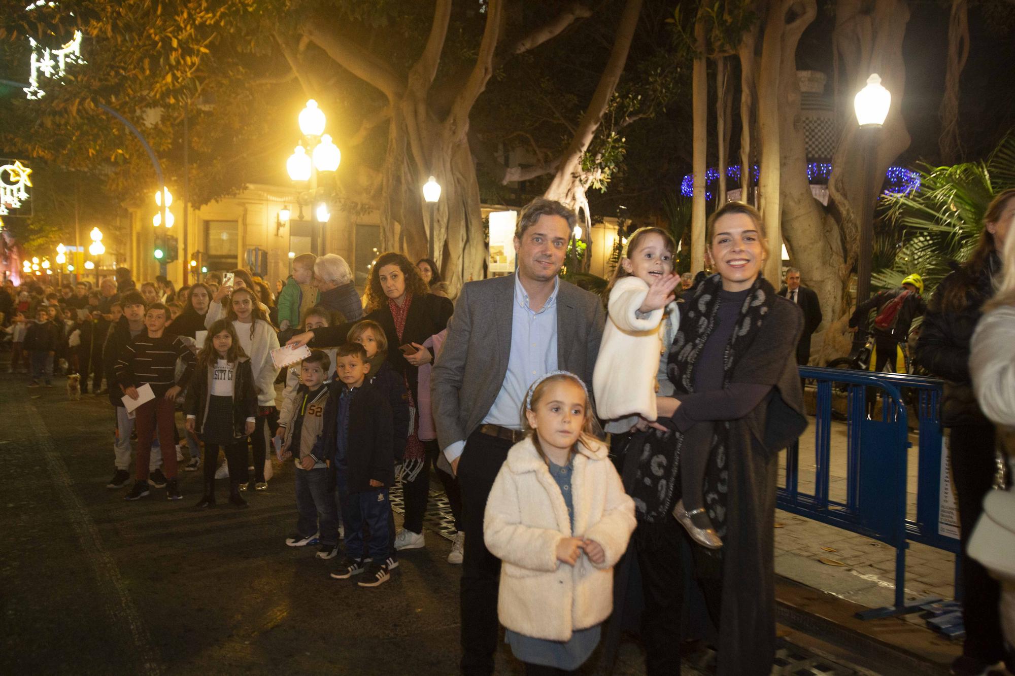 Las Carteras Reales anticipan la cabalgata y reciben a los niños en Alicante