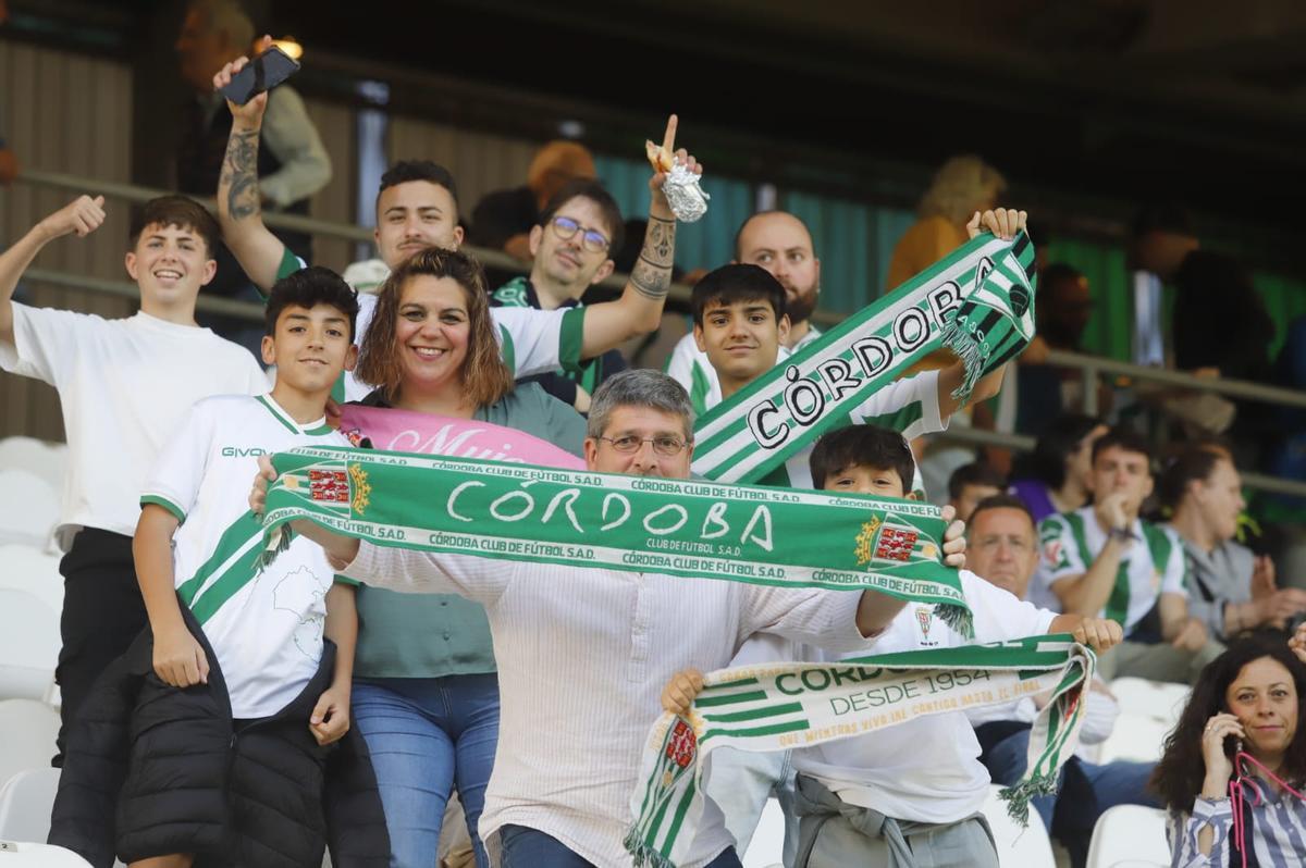 Córdoba CF-Cádiz: las imágenes de la afición blanquiverde en El Arcángel Córdoba CF-Cádiz: las imágenes de la afición blanquiverde en El Arcángel