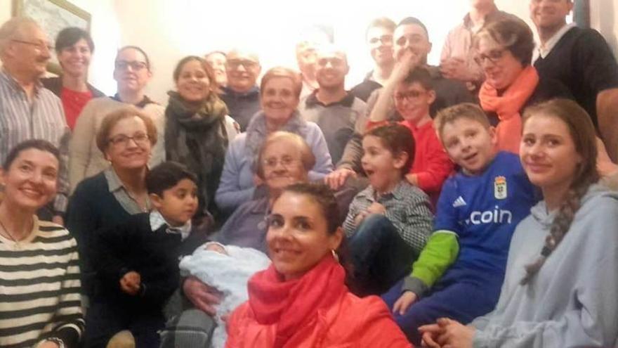 Maruja Puertas, junto a su familia, el pasado viernes.