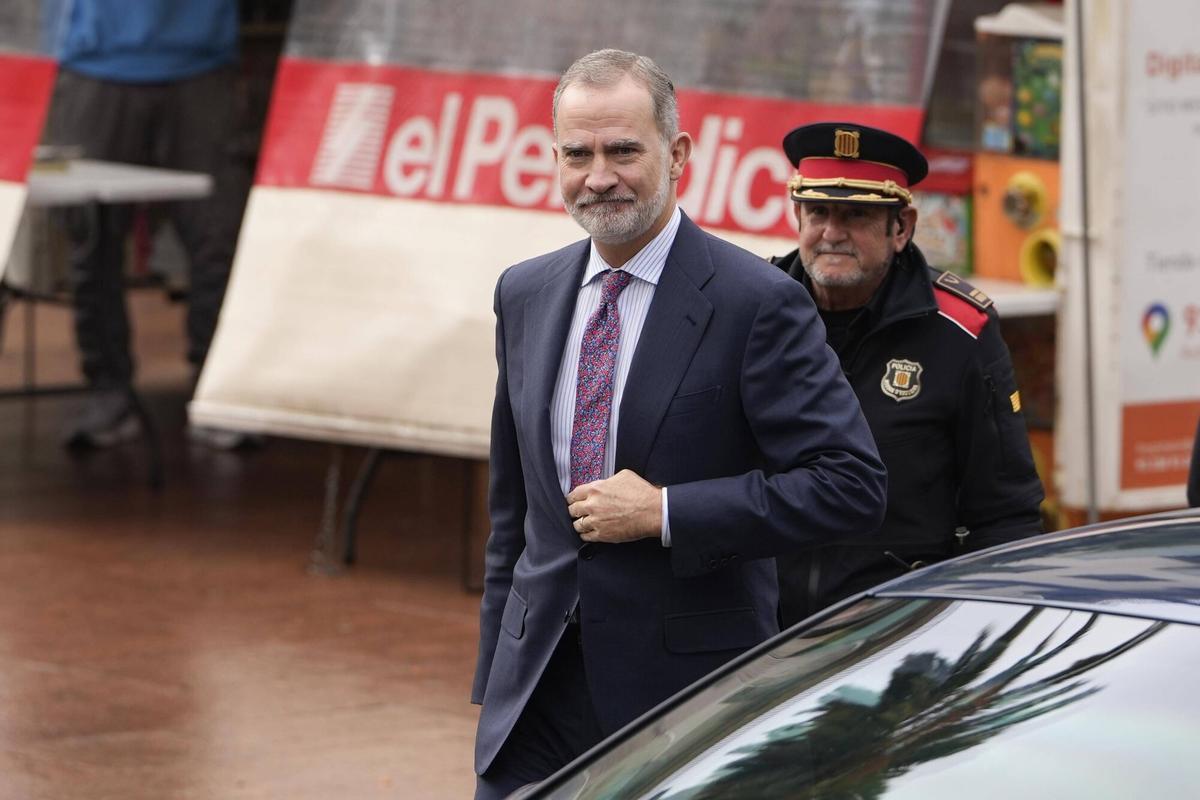 L’Hospitalet 15/12/2025 El Rey Felipe VI visita L’Hospitalet de Llobregat con motivo de su centenario como ciudad En la foto, el rey Felipe VI saluda a los ciudadanos en la plaza del ayuntamiento Fotografía de Ferran Nadeu