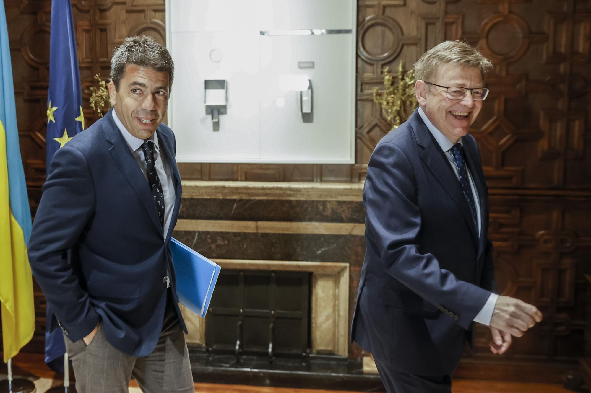 El president de la Generalitat, Ximo Puig (dcha) , recibe en el Palau al presidente del PPCV, Carlos Mazón.