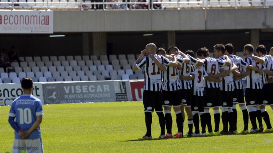 Los jugadores del Cartagena protestan ante la directiva por los impagos, junto a los jugadores del Lucena.