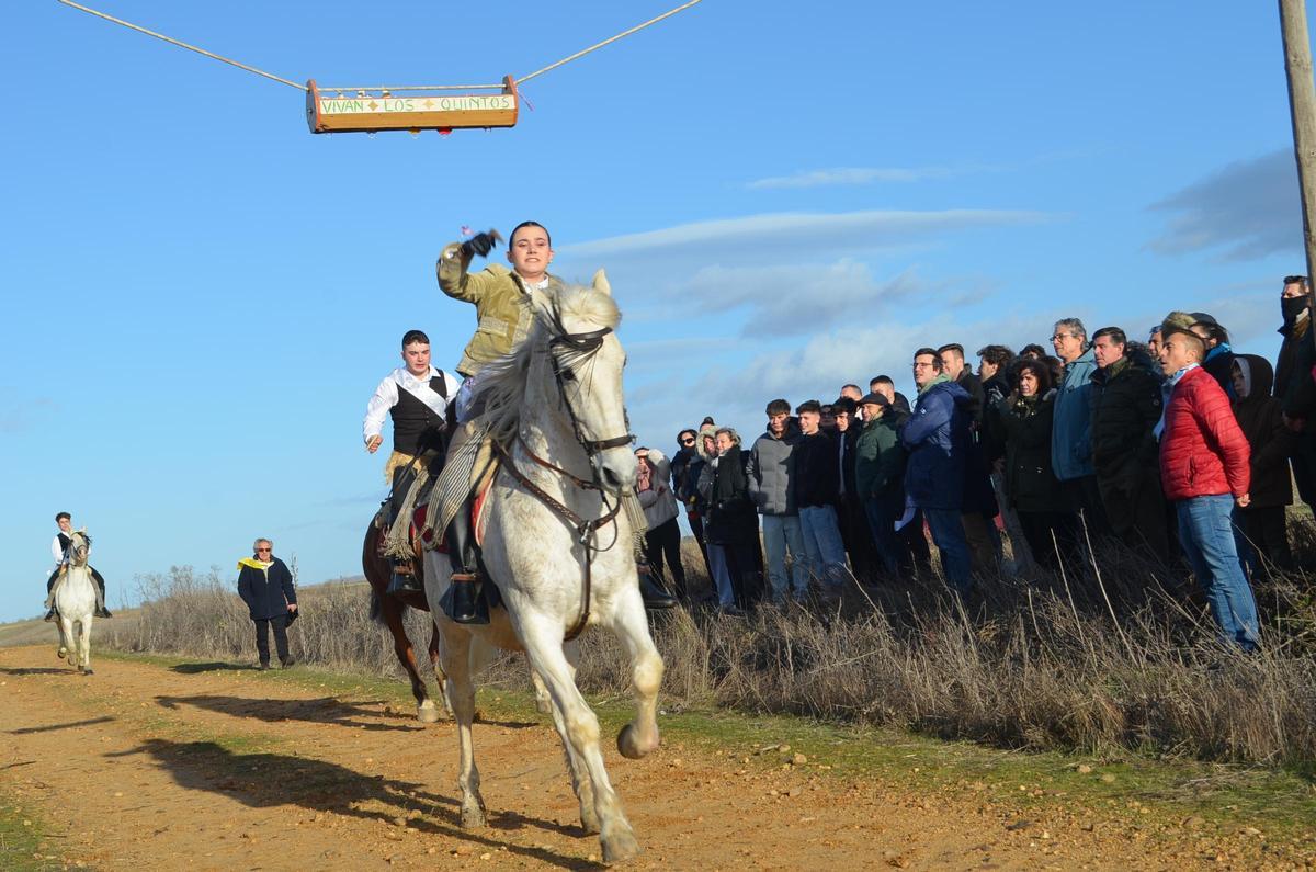 Fiesta de quintos en Fuentes de Ropel.