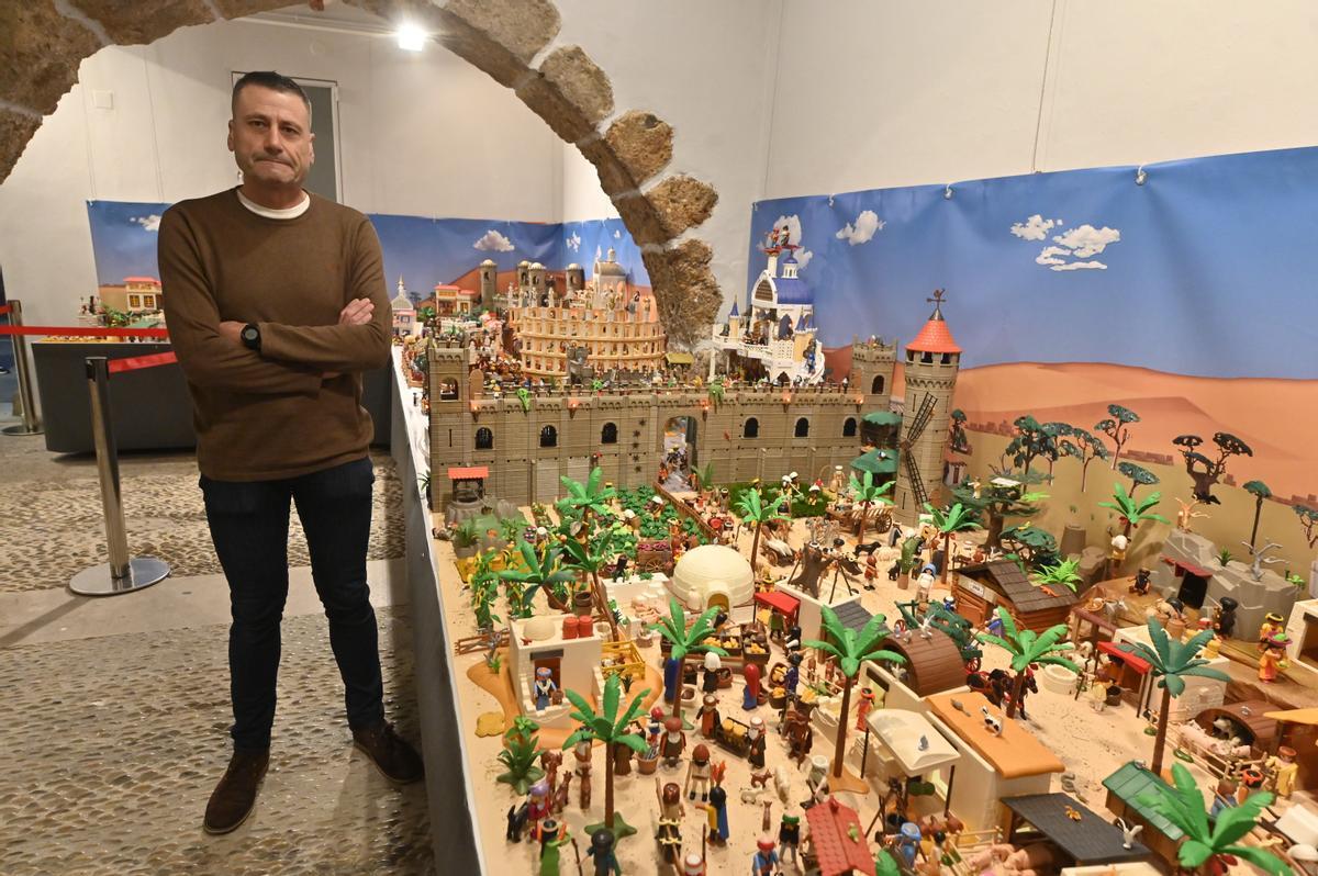 El creador, Diego Pérez, junto a un de los dioramas de la exposición de Playmobil.