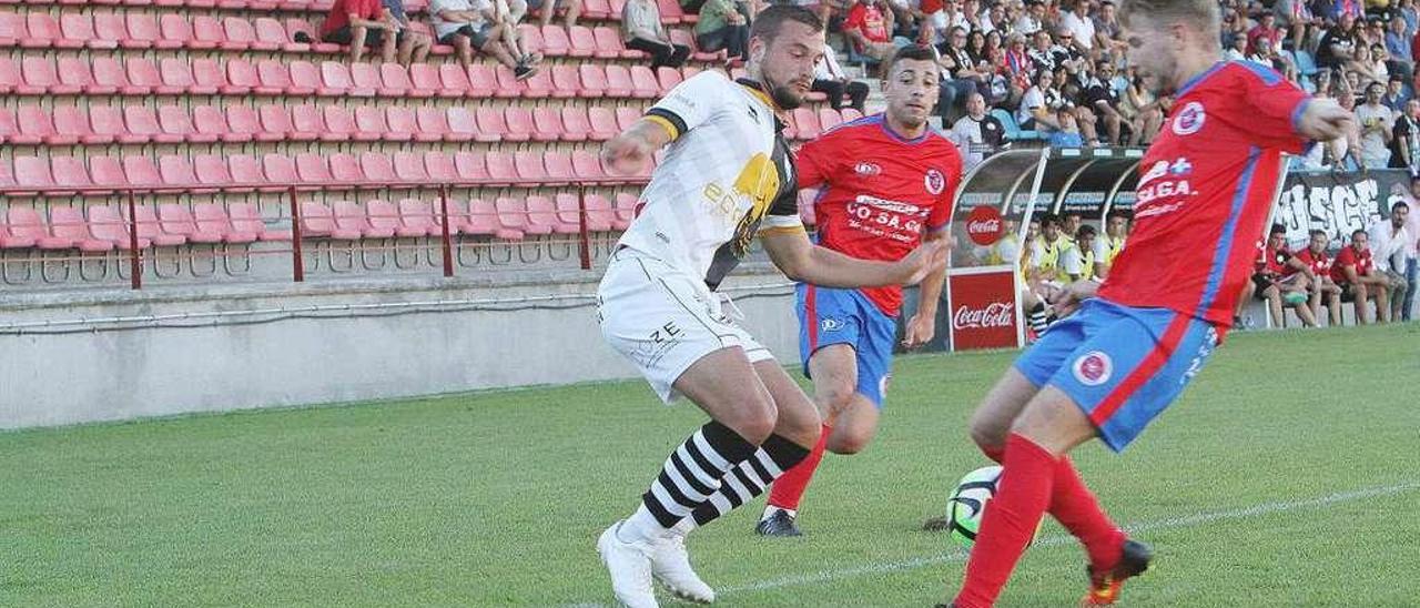 Un lance de un partido del UD Ourense en O Couto. // Iñaki Osorio