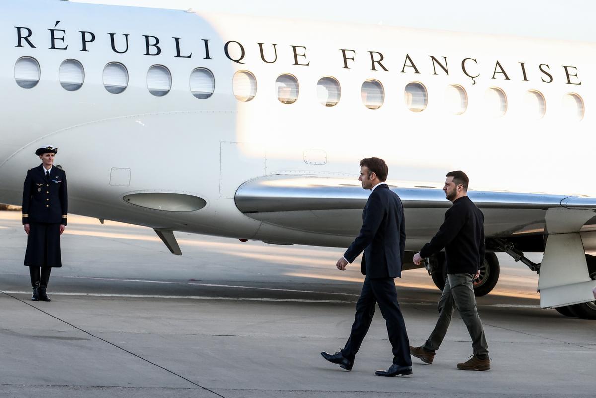 El presidente francés, Emmanuel Macron, y el ucraniano, Volodímir Zelenski, volaron juntos este jueves en un avión oficial francés desde la base aérea de Villacoublay, a las afueras de París, con destino a Bruselas, donde ambos van a participar en la cumbre europea que debe tratar en primer lugar de la guerra en Ucrania.EFE/EPA/Mohammed Badra / POOL