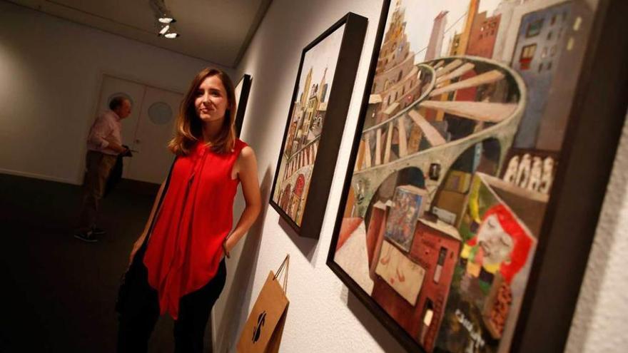 María Peña, ayer, junto a algunas de las obras de la exposición.