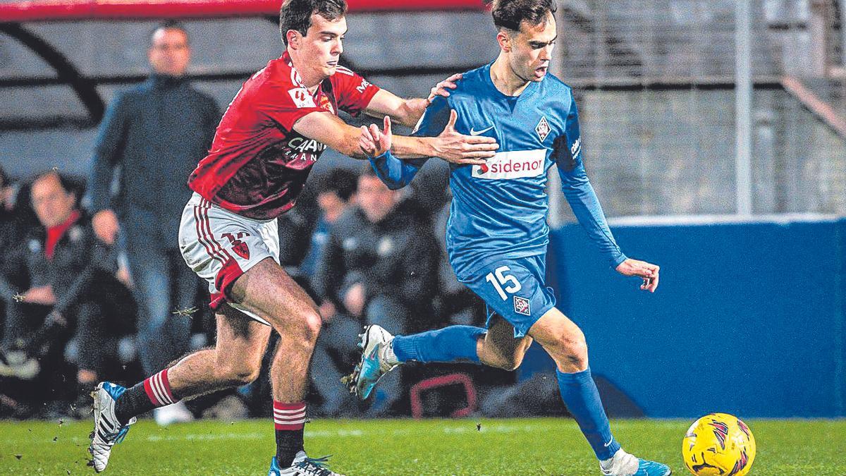 Francho persigue a Álvaro Núñez en el partido ante el Amorebieta de la primera vuelta.